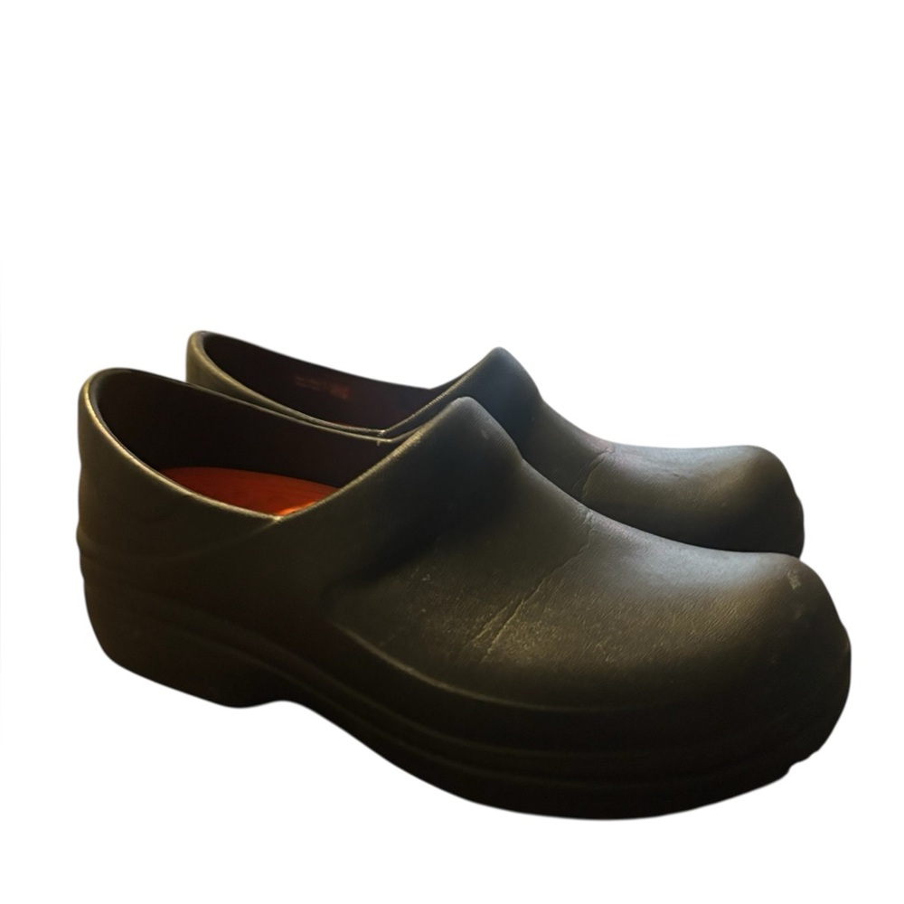 Women’s Crocs non slip work shoes Size 7